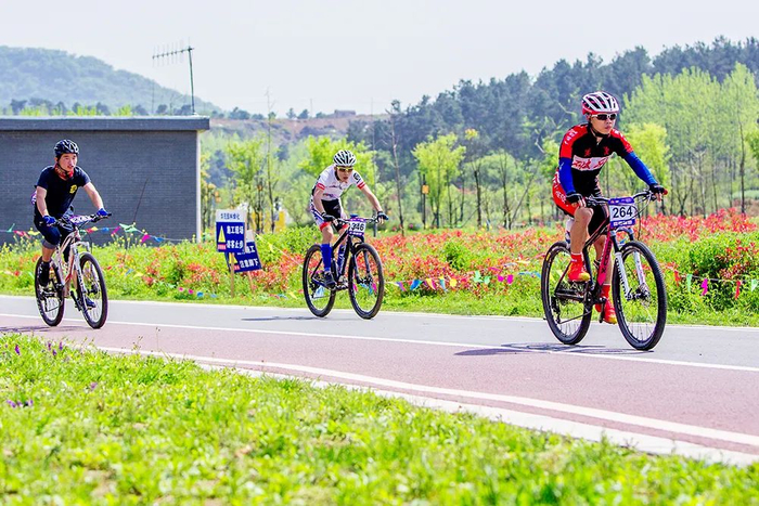 　在大埝举行的山地自行车赛。俞峰 摄