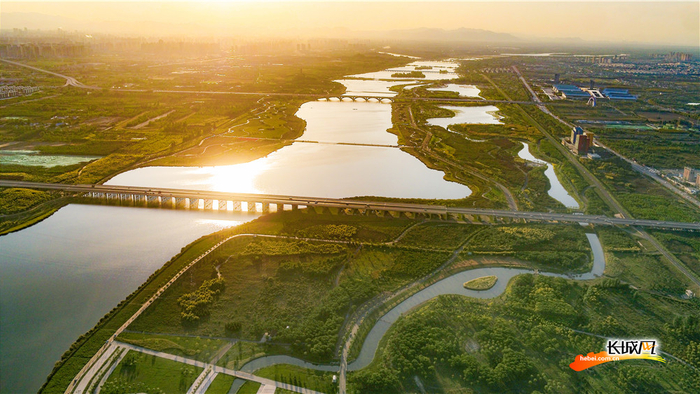 国庆中秋期间，水清、岸绿、景美、花红，石家庄人的“母亲河”滹沱河畔风景如画。据了解，滹沱河生态修复一期、二期工程“十一”前刚刚完工，“十一”期间正式向市民开放。长城网记者 刘潇 摄