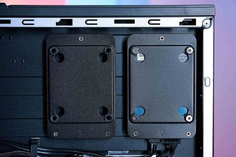 ▲两组 SATA 界面扩展槽的其中之一已安装了 Seagate BarraCuda 5400 转的 2TB HDD，另外还保留一组扩展，玩家可依需求自行加入一组 SSD 或 HDD。