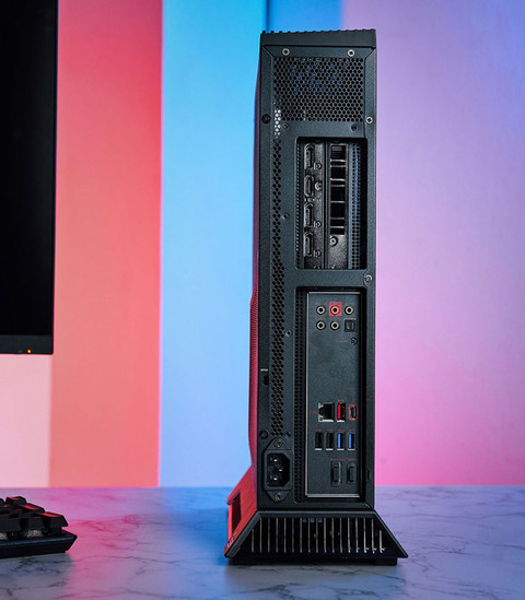 ▲机身后侧提供了相当完整的连接接口，上半部为显示卡，下方为主机板所提供的 I/O。