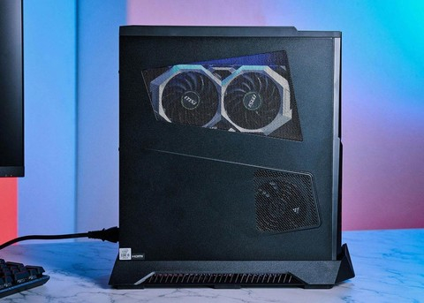 ▲机身左侧针对 GPU 与电源两大发热源都做了进气的开口，确保能顺畅导入冷空气进行散热。