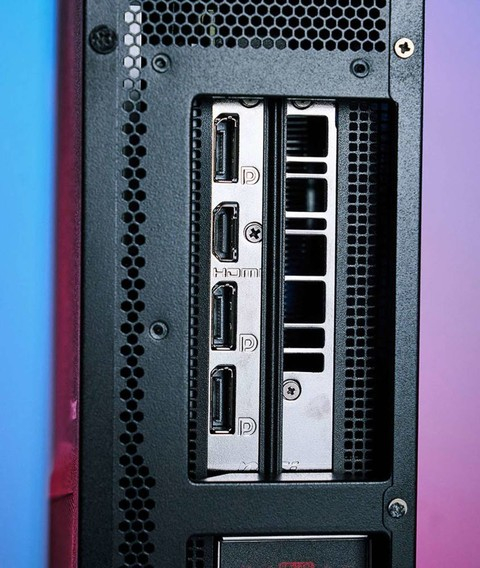 ▲搭配的 NVIDIA GeForce RTX 2080 Super 独立显卡提供了三组 DisplayPort 与一组 HDMI 接口。
