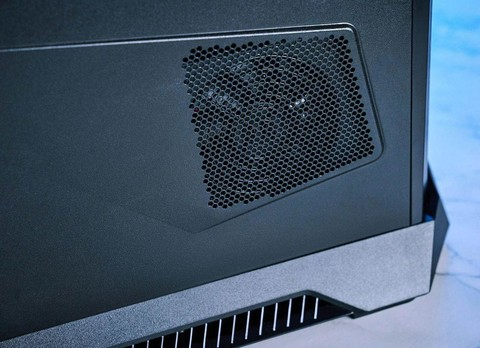 ▲下方的电源也同样有专为散热风扇保留的网状开口。