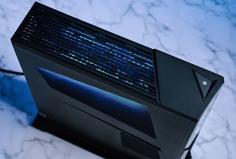 ▲机身内 RGB 灯效的光线会从上方的进气孔透出来，进一步强化整体的灯光效果。