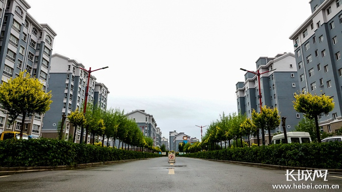 怡安社区建设有95栋小高层电梯楼，是河北省规模最大的县城集中安置区。图为小区一景。 长城网记者 王守一 摄