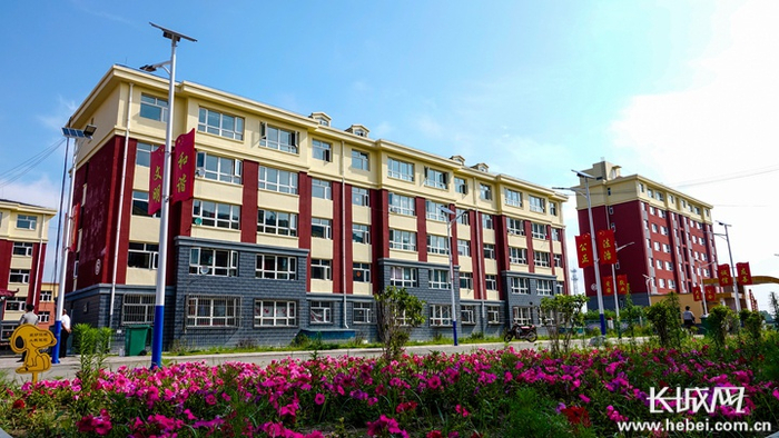 张北县公会镇易地扶贫搬迁安置区环境优美，整齐醒目的社会主义核心价值观标语营造出让搬迁群众住上好房子、过上好日子、养成好习惯、形成好风气的浓郁氛围。 长城网记者 王守一 摄