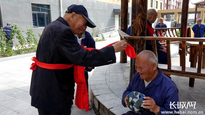 幸福港湾养老院每天都会组织各种形式的娱乐活动，让老人活动筋骨、锻炼身体。 长城网记者 信贺宁 摄