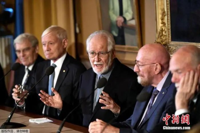 资料图：当地时间2017年12月7日，瑞典斯德哥尔摩，各项诺贝尔奖得主出席新闻发布会，他们即将参加颁奖仪式。