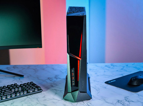 ▲MSI MEG Trident X 10th 的机身宽度约在 137mm 左右，机身与底座以犀利的折线交错构成，在折线交会处也可看到三条醒目的 RGB LED 灯条。