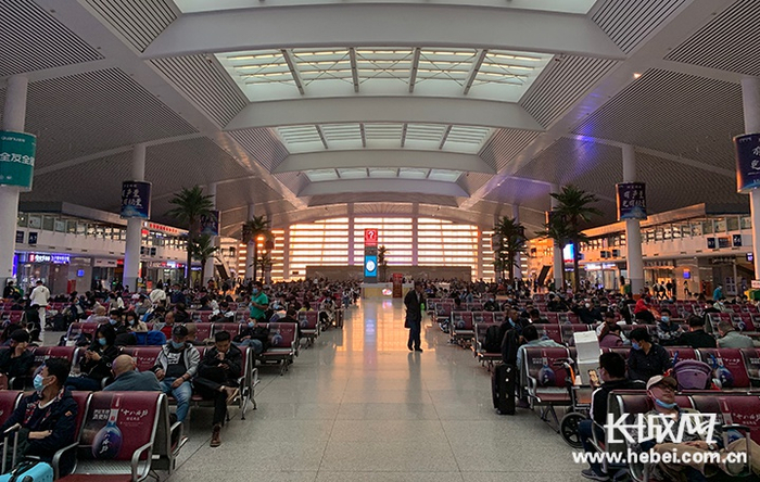 唐山火车站候车大厅。记者 邢丁 摄