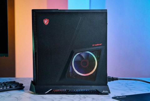 ▲机身右侧可以看到面积相当大的进气开口，并搭配了大尺寸风扇针对 CPU 进行强效散热，同时也搭配了一组炫目的 RGB 灯圈，从上图这个角度看过去真的非常醒目。