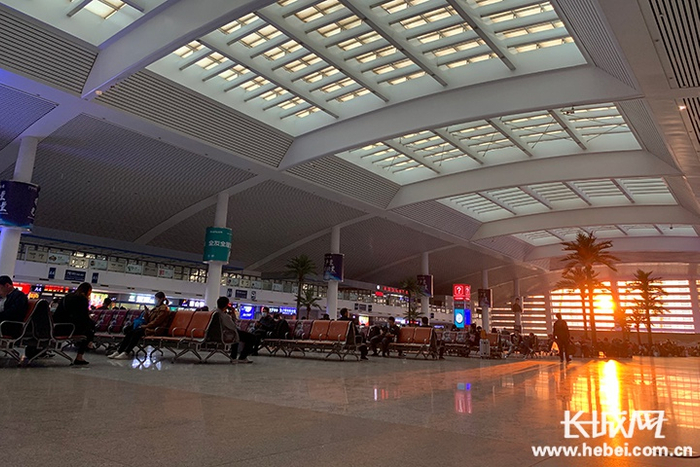 唐山火车站候车大厅。记者 邢丁 摄