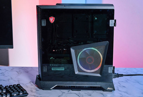 ▲除了预装的金属材质侧板，MSI MEG Trident X 10th 也随附了黑色强化玻璃的透明侧板让玩家自行替换，安装时只需加装铰链即可完成侧透的固定。