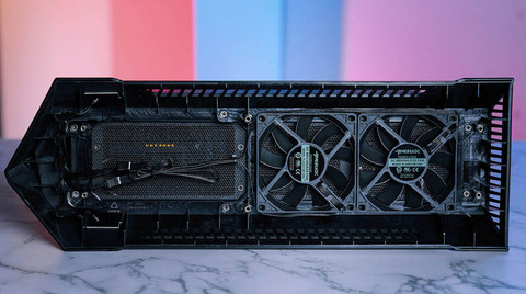 ▲拆除机身底板后可以看到两组 75 mm 大小的 PWM 散热风扇。