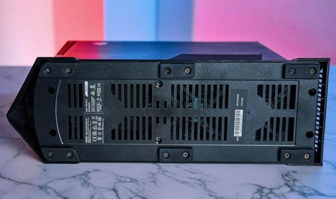 ▲机身底部规划了大面积的散热孔。