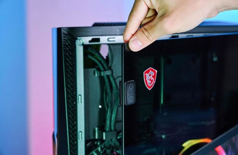 ▲玻璃侧透的前端以磁吸方式固定于机箱上，无螺丝式的设计方便玩家随时进行开关。