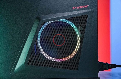 ▲针对处理器进行散热的大尺寸风扇，外层也有细密冲网来阻隔灰尘，开机之后的 RGB 灯圈视觉效果相当独特，真的让人舍不得将目光移开啊！