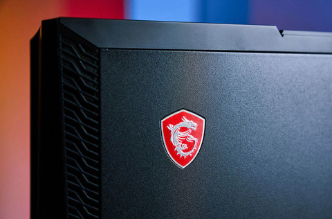 ▲机身侧板上也可以看到 MSI Gaming 的招牌盾形龙魂图腾，鲜红色搭配金属质感在黑色机身的映衬下显得格外抢眼。