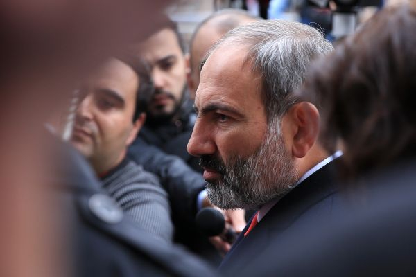 资料图：尼科尔·帕希尼扬接受采访。（新华社）