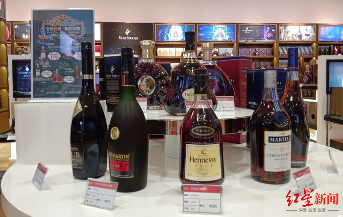 免税店里的洋酒图据红星新闻