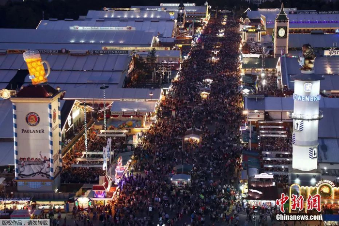 资料图：2019年9月21日，德国慕尼黑，第186届慕尼黑啤酒节开幕，游客排队进入活动现场。