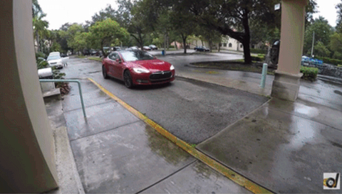 图｜特斯拉车主在雨中召唤特斯拉