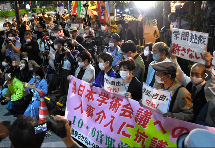 10月6日晚的抗议现场（图/朝日新闻）