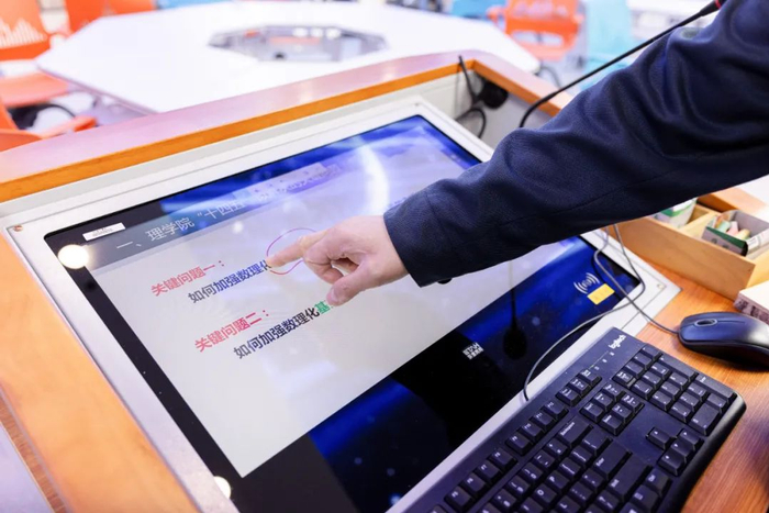 智慧教室智能中控系统 （彭雨格 摄）