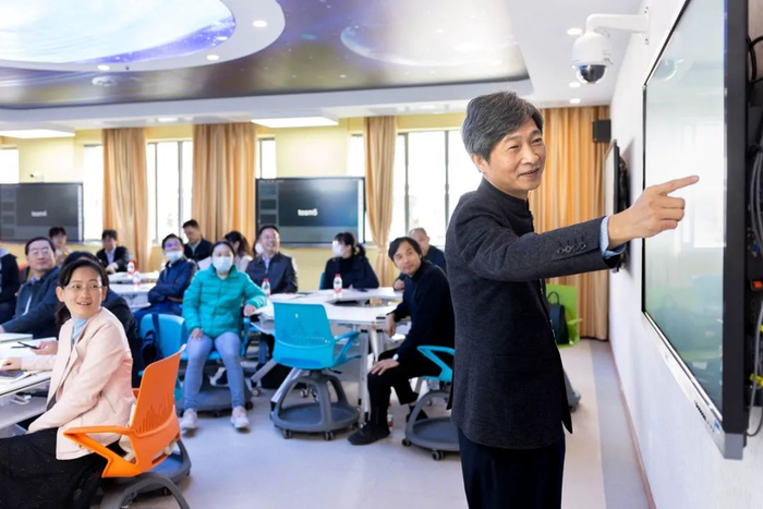 座谈会前，高翅在智慧黑板上作演示（ 彭雨格 摄）