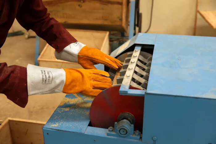 ▲在肯尼亚中部一处工业园区的竹牙签工厂，工人们正在调试机器设备。新华社记者 冯燚伟 摄