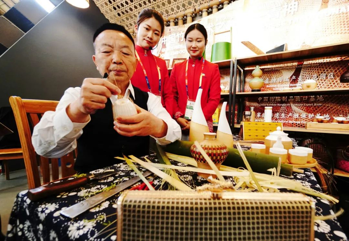 ▲2019年5月16日，竹编艺人张德明在演示竹编工艺品制作。新华社记者 李欣 摄 