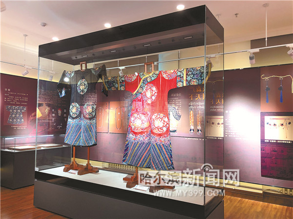 光绪红细纱平金绣八团福寿三多花海水纹单袍。