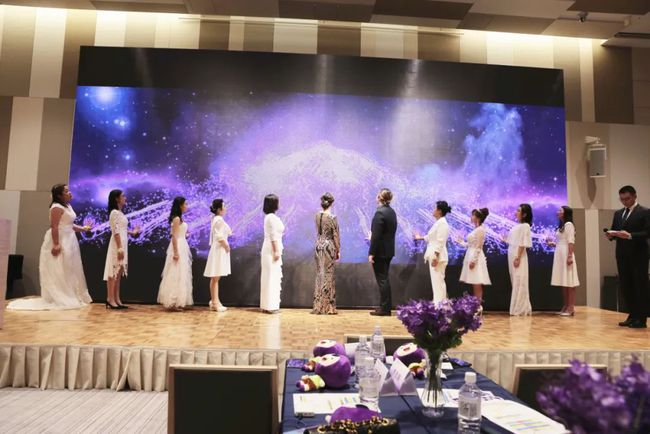 徐辉等人按下启动大屏