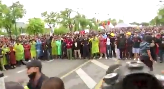 9月20日，数千名抗议者聚集街头，要求改革君主制&nbsp; 来源：社交媒体下同