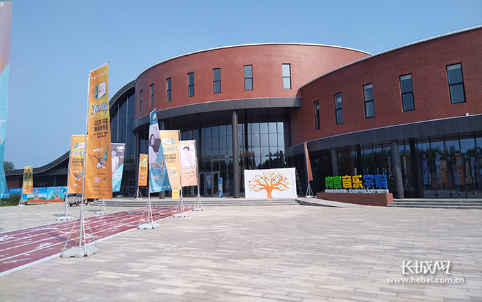 青春音乐学院落户周窝音乐小镇。记者 张千 摄