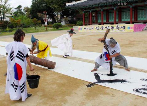 ▲ 资料图：韩国民众用毛笔写韩文书法