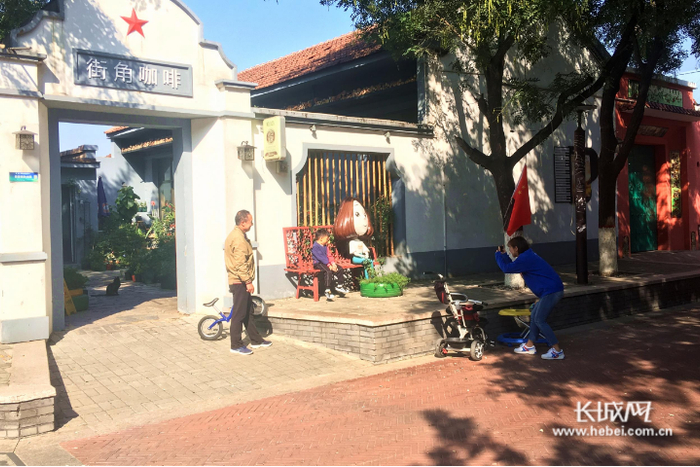 游客拍照留念。长城网记者 张千 摄