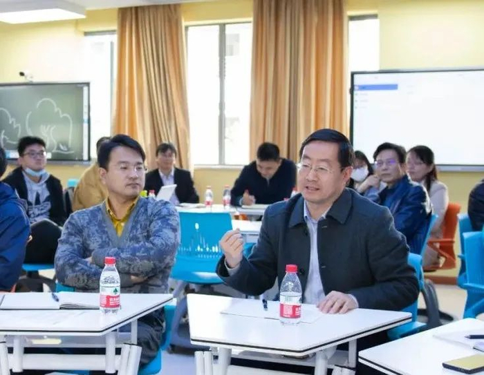 梁伟军老师分享使用智慧教室的感受并提出建议 （彭雨格 摄）