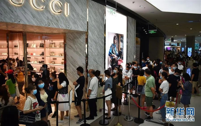资料图：10月5日，游客在三亚国际免税城排队购物。中秋和国庆长假期间，海南离岛免税购物火爆。新华社记者 郭程 摄