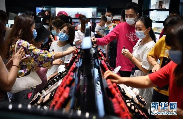 资料图：10月5日，游客在三亚国际免税城购物。新华社记者 郭程 摄