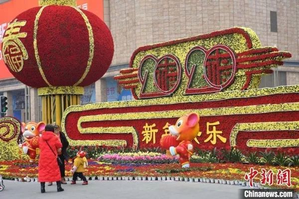 2019年12月31日，成都天府广场被各色鲜花扮靓，迎接2020年元旦节的到来 （张浪 摄）