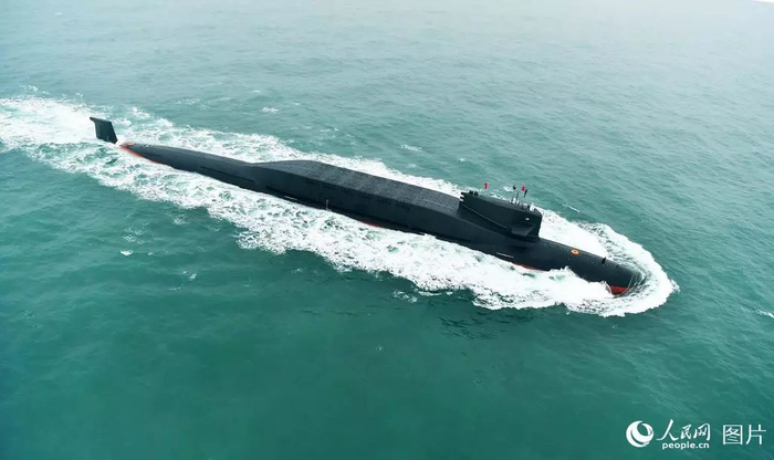 2019年4月23日，庆祝中国人民解放军海军成立70周年海上阅兵活动在青岛附近海空域举行。图为中国某新型核潜艇接受检阅。（人民网记者 雷声摄）