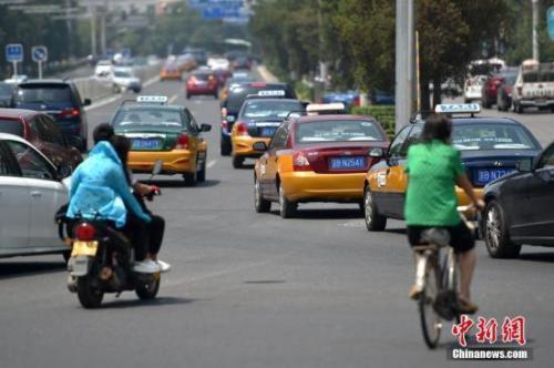 资料图：居民打车出行需求旺盛。中新网记者 金硕 摄