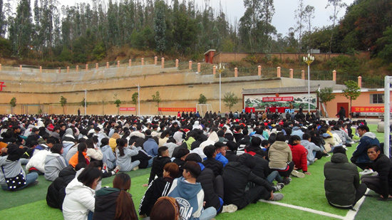  2019年12月20日，云南省丘北县人民法院在官寨乡中心学校开庭审理一起“官告民”案件。受访者供图