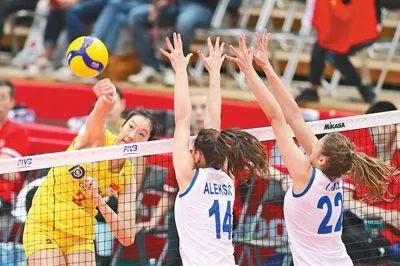 图为中国队球员朱婷（左）在比赛中扣球。（新华社记者 杜潇逸摄）