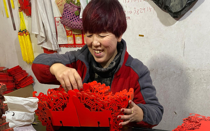 李艳平在做宫灯。新京报记者 王巍 摄