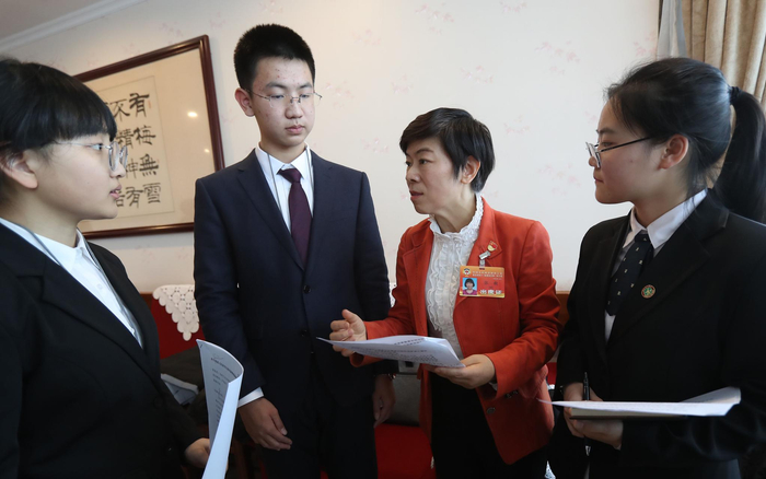 市政协委员张毅和同学们进行交流。摄 新京报记者 王贵彬