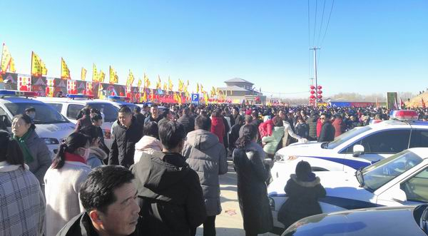 祁店村冬至民俗文化庙会现场。