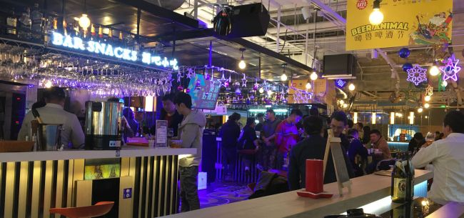  京东七范儿超市内的酒吧举办精酿啤酒节 程璐洋/摄