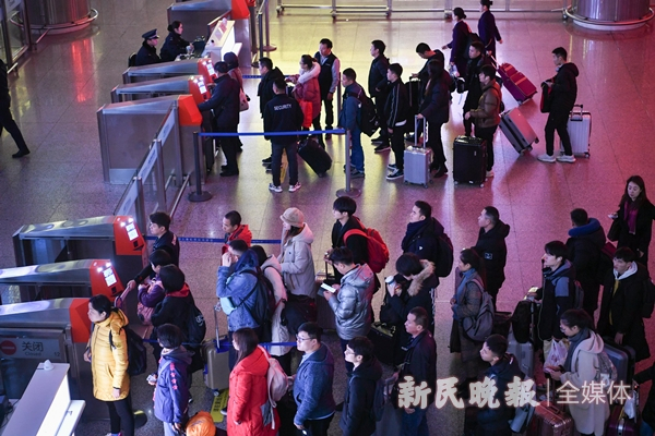 图说：旅客通过人脸识别系统进站 来源/新民晚报记者 陈梦泽 摄（下同）